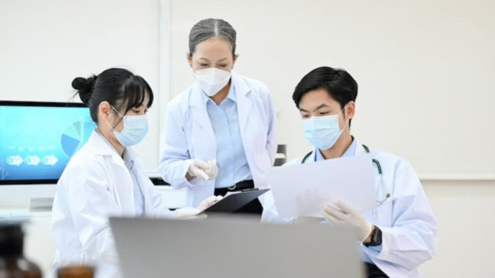 Ban lãnh đạo dễ dàng theo dõi doanh thu, chi phí và hiệu suất từng khoa theo thời gian thực.