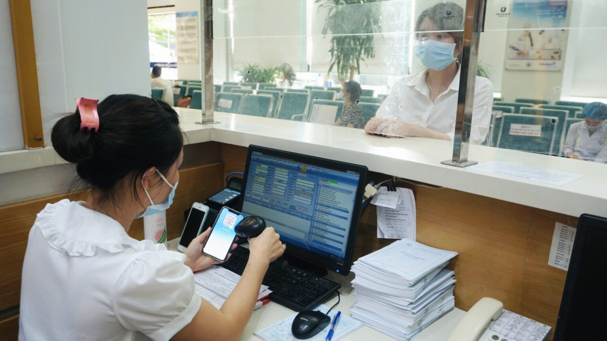 Nhân viên y tế quét thẻ BHYT và nhập dữ liệu bệnh nhân nhanh chóng, giảm sai sót.