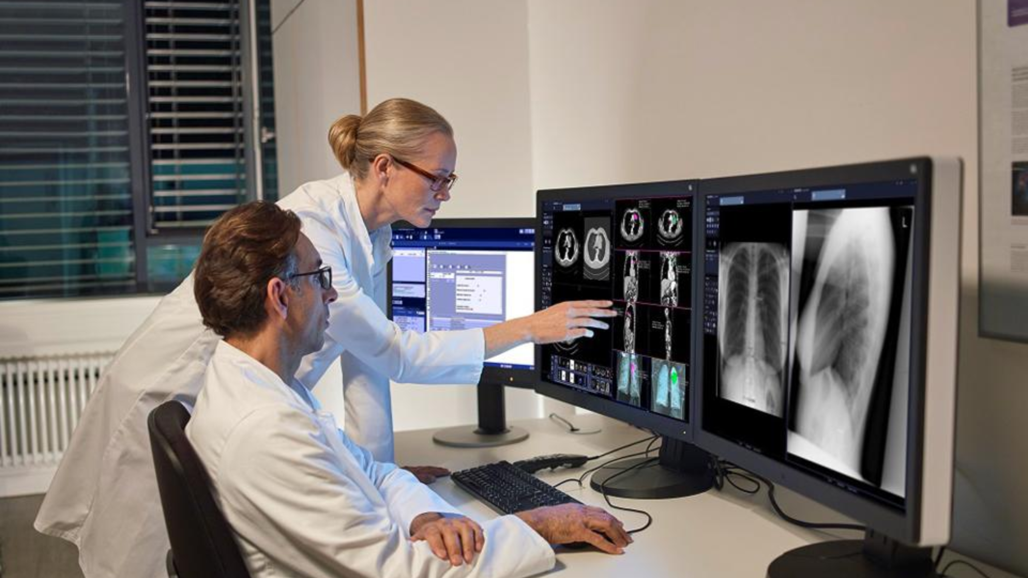 Bác sĩ đang phân tích hình ảnh y tế trên trạm làm việc PACS, nâng cao độ chính xác chẩn đoán.