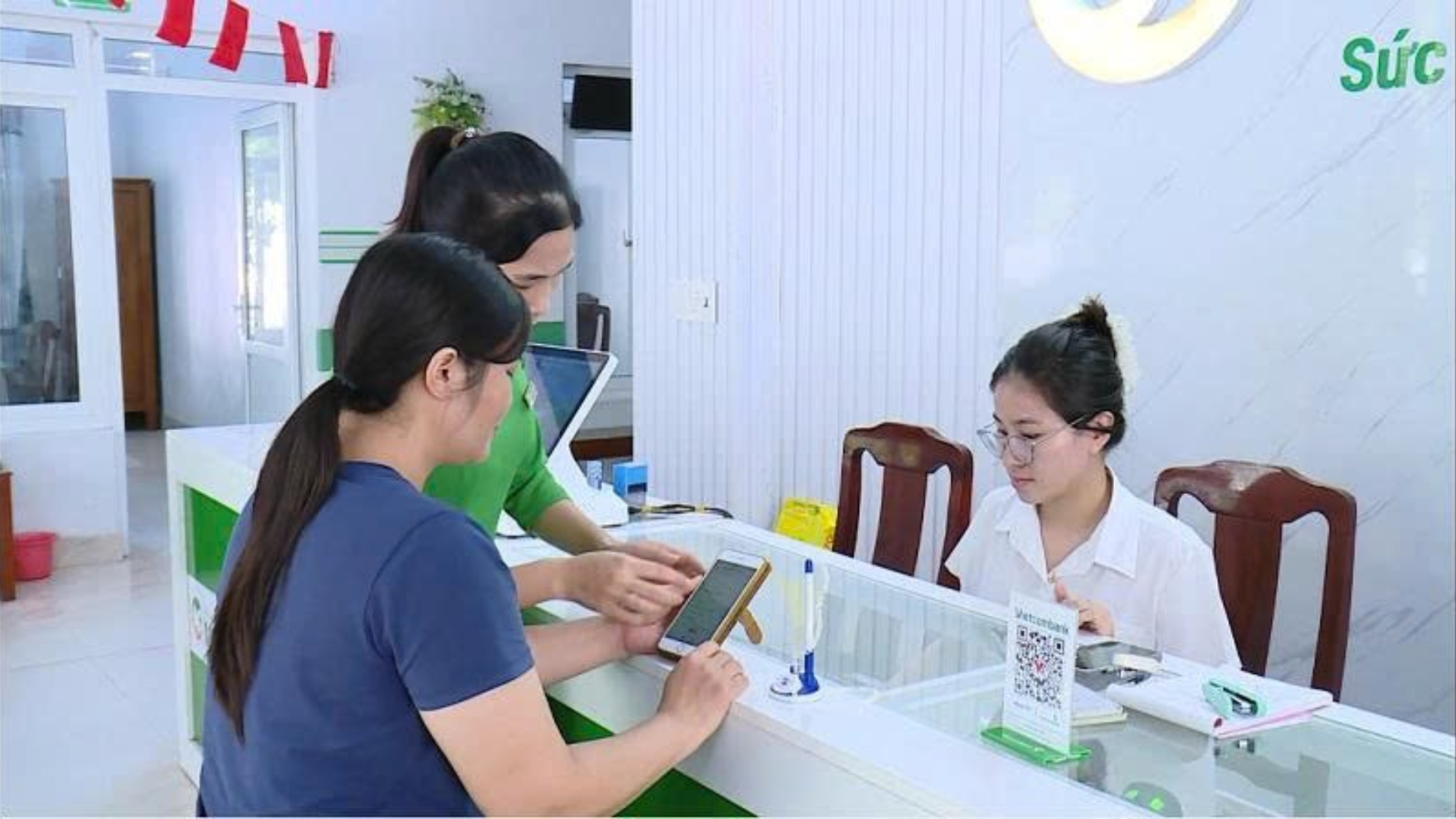 Nhân viên y tế MEDIC thao tác ký duyệt chỉ với một bước, tiết kiệm thời gian và giảm sai sót trong quá trình lưu trữ hồ sơ.