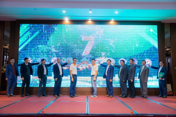 Các đại biểu thực hiện nghi thức ra mắt Công ty Cổ phần Công nghệ Meditech.